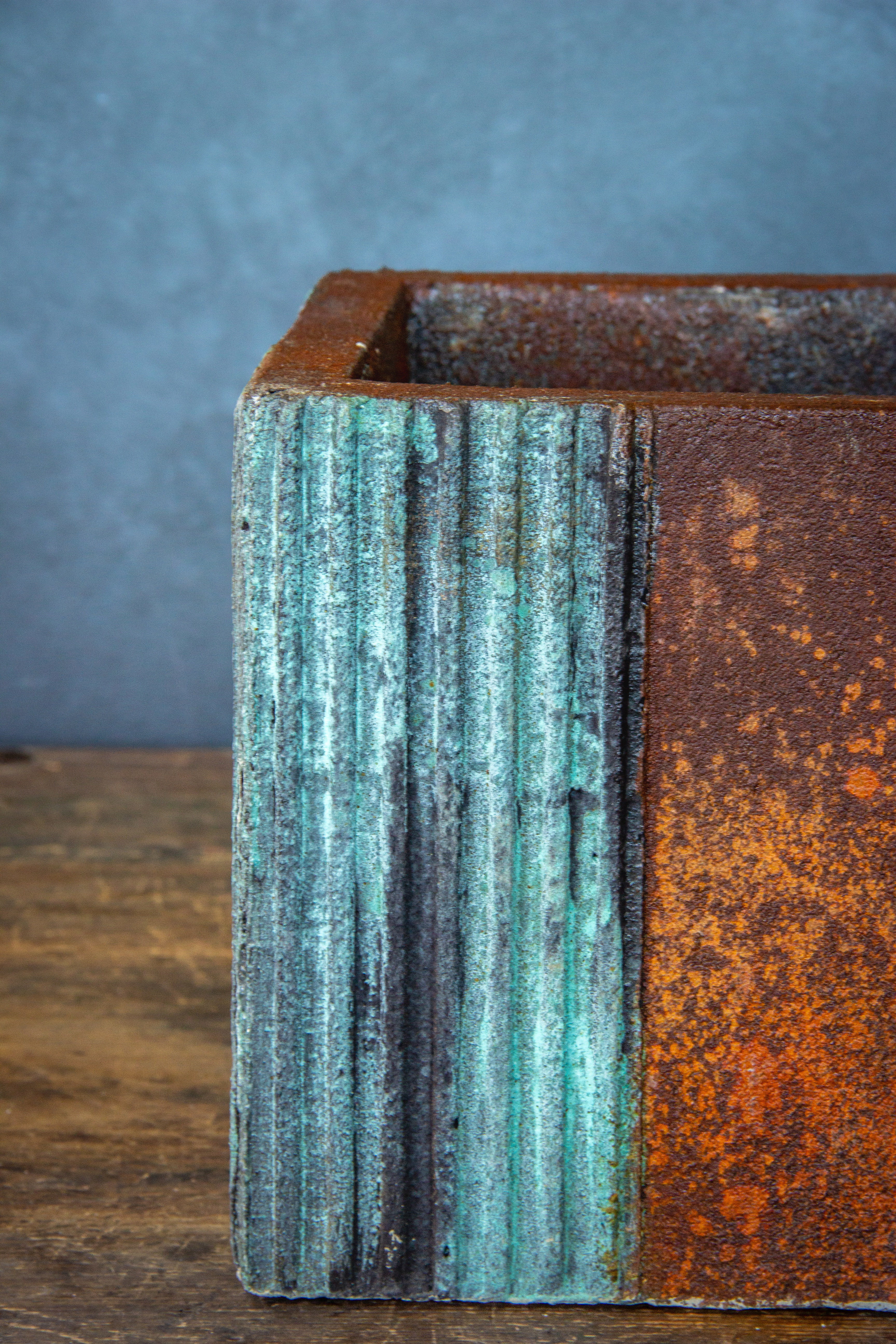 Osłonka na doniczkę w paski 25x25x21 cm, ręcznie robiona z XPS i tynku mineralnego, odporna na UV i wilgoć